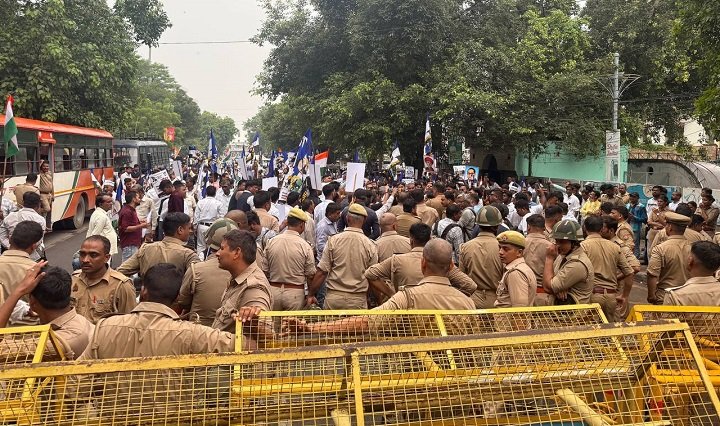 जौहर विश्वविद्यालय बचाने की मांग को लेकर लखनऊ में एजेपी का प्रदर्शन