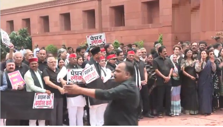 संसद के मॉनसून सत्र का तीसरा दिन, शिक्षा मंत्री के इस्तीफे पर अड़ा विपक्ष
