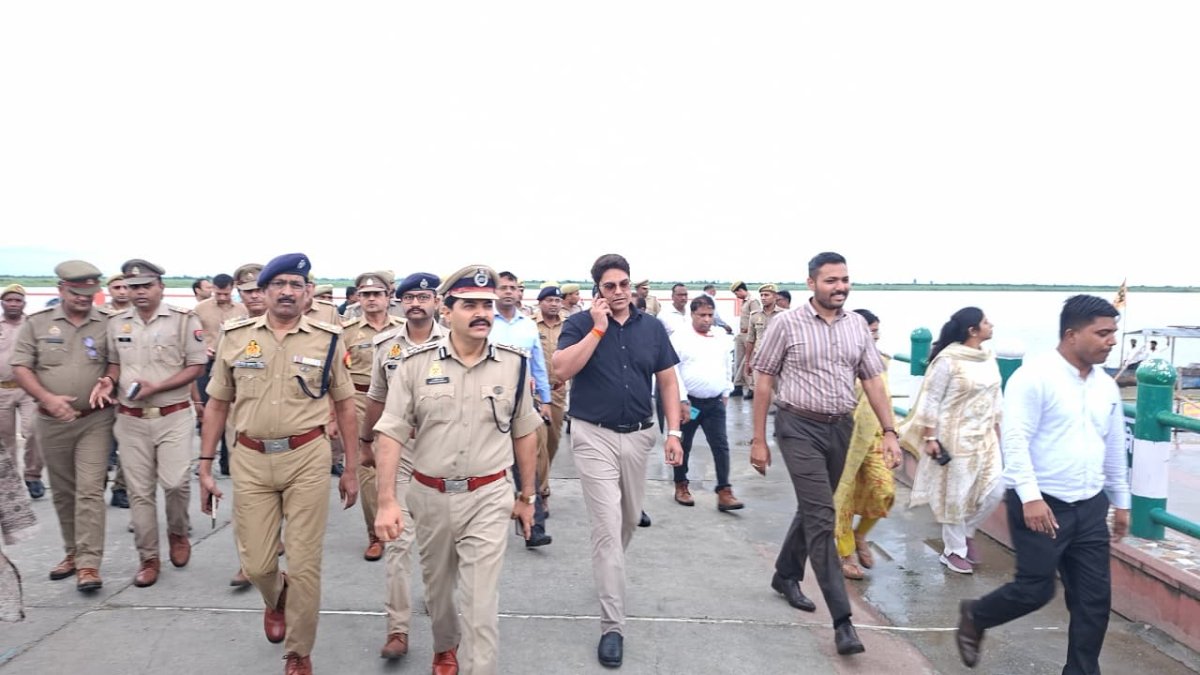 कांवड़ यात्रा की तैयारियों का कमिश्नर-डीआईजी ने लिया जायजा, अंबकेश्वर मंदिर से गंगा घाट तक व्यवस्थाएं परखी
