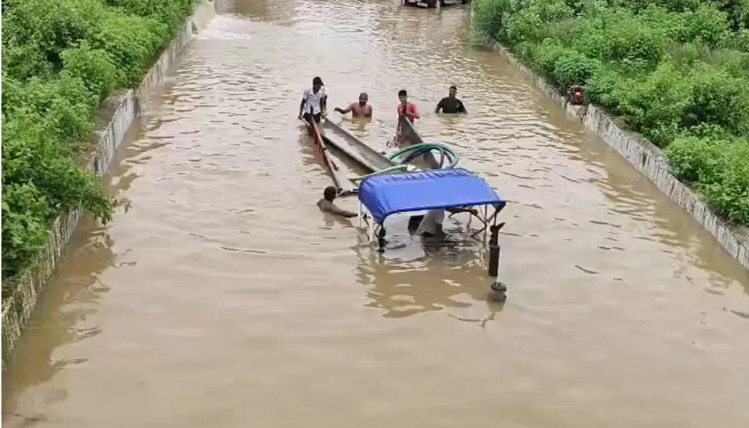 ओडिशा में भारी बारिश से जनजीवन अस्त-व्यस्त, रेलवे अंडरपास में करीब 5 फीट पानी भरने से यातायात ठप