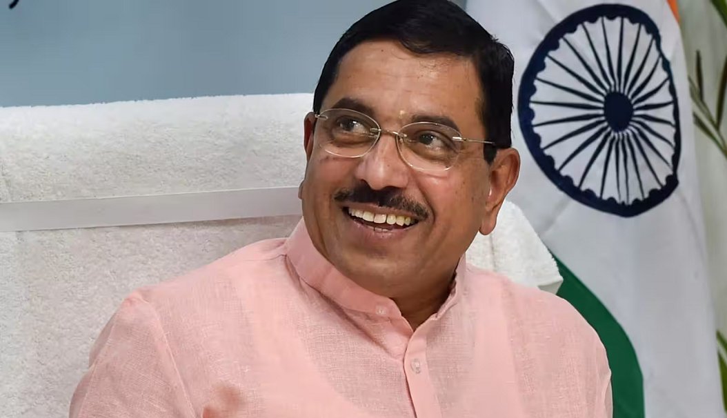 लोकसभा में पेपर लीक विरोधी बिल पास होने पर केंद्रीय शिक्षा मंत्री प्रह्लाद जोशी का आया पहला बयान, जानें क्या कहा 