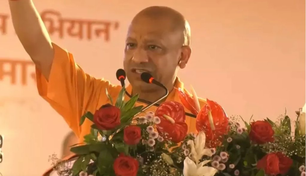 वाराणसी में सीएम योगी ने समाजवादी पार्टी पर साधा निशाना, कहा- सपा सरकार ने महान विभूतियों के सम्मान से जुड़ी पहचान को बदलने का काम किया