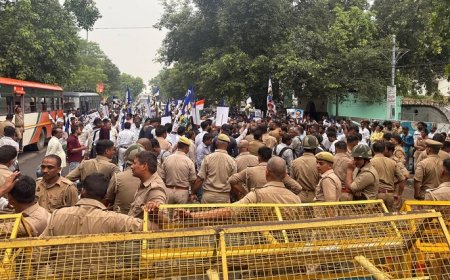 जौहर विश्वविद्यालय बचाने की मांग को लेकर लखनऊ में एजेपी का प्रदर्शन