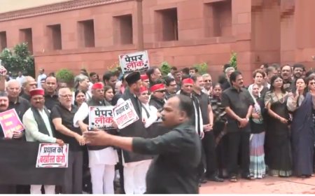 संसद के मॉनसून सत्र का तीसरा दिन, शिक्षा मंत्री के इस्तीफे पर अड़ा विपक्ष