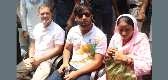 पैलेट गन मामले में संसद मार्ग थाने पहुंचे राहुल गांधी, डीसीपी ऑफिस के बाहर धरने पर बैठे 