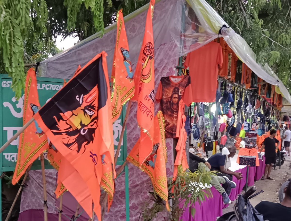 कांवड़ यात्रा से भगवामय होने लगे बाजार
