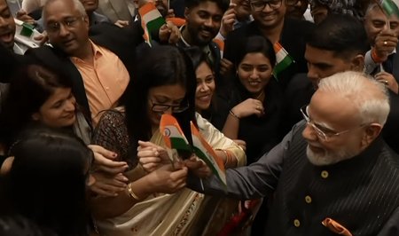 ताशकंद में पीएम मोदी का भारतीय समुदाय ने किया जोरदार स्वागत; महिलाओं ने बांधी राखी