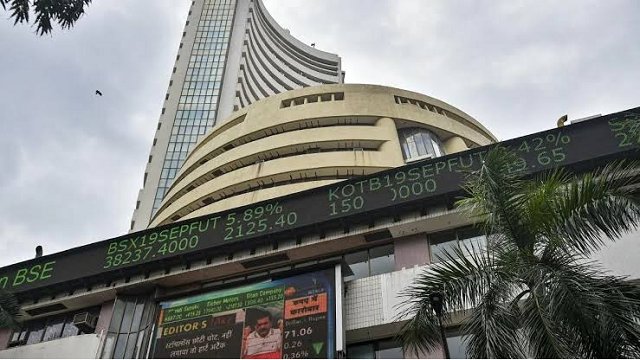 गिरावट के बाद बाजार में दिखी रौनक, सेंसेक्स 287 अंकों की बढ़त के साथ बंद, निफ्टी में 0.48 प्रतिशत की तेजी