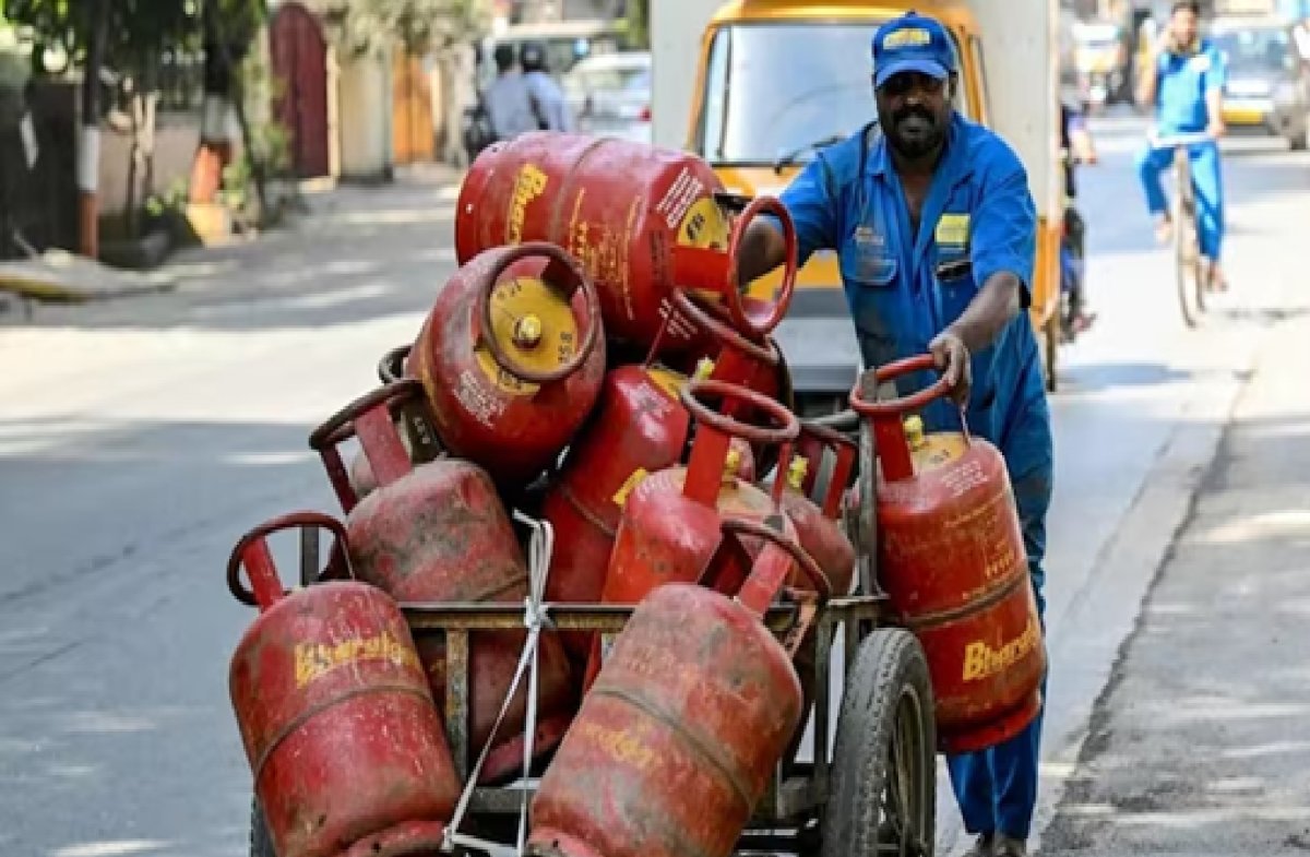 LPG Cylinder Price Cut: बड़ी राहत! कमर्शियल एलपीजी सिलेंडर ₹209 तक हुआ सस्ता; जानें दिल्ली से लेकर पटना तक नए रेट्स