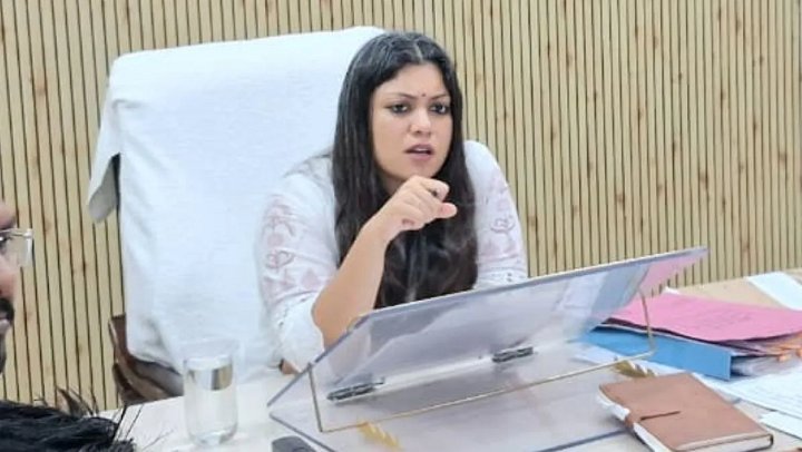 स्मार्ट बोर्ड और डिजिटल बोर्ड के इस्तेमाल को लेकर गाइडलाइन जारी, गौतम बुद्ध नगर डीएम ने शिकायतों पर जारी किया आदेश