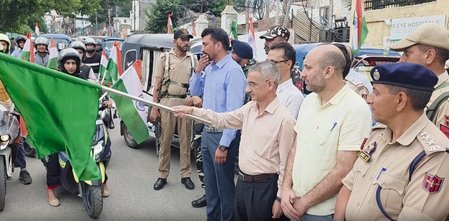 जम्मू-कश्मीर: डोडा में बाइक और ई-ऑटो तिरंगा रैली निकाली गई, डीसी ने दिखाई हरी झंडी