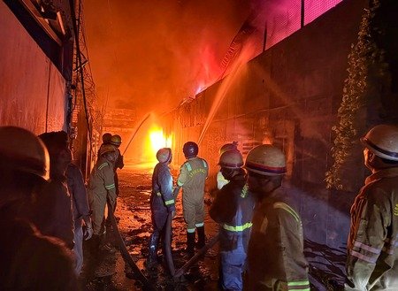  ई-रिक्शा की बैटरी में विस्फोट से गोदाम में लगी आग, दो की मौत