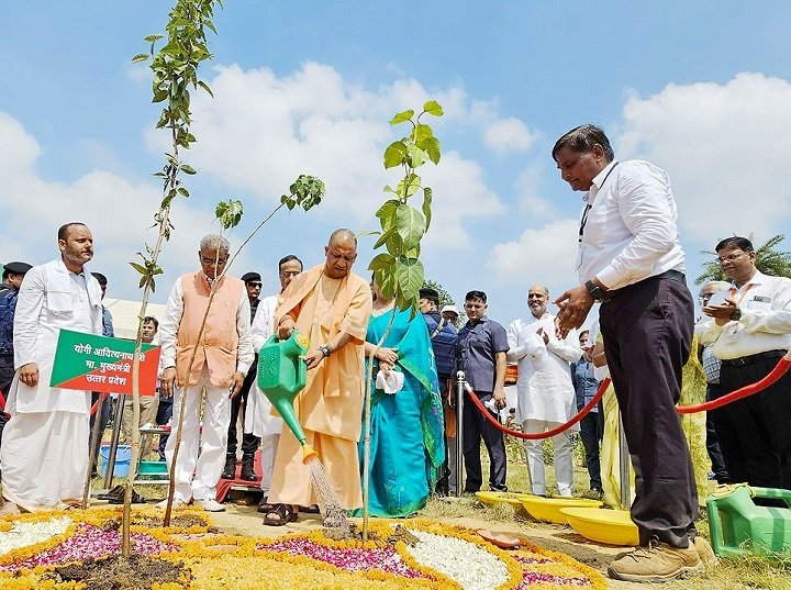 रक्षाबंधन पर पौधरोपण कर भाई-बहन लेंगे पर्यावरण संरक्षण का संकल्प, सीएम योगी की पहल ला रही रंग 