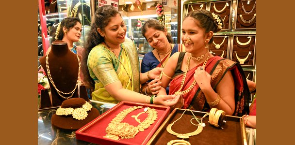 वैश्विक तनाव और ऊंचे बॉन्ड यील्ड के दबाव में टूटा सोने-चांदी का भाव, सिल्वर करीब 2 प्रतिशत फिसला