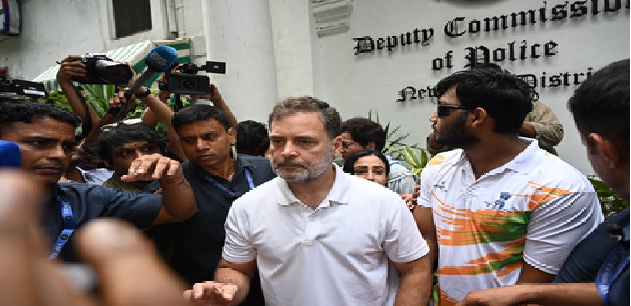 राहुल गांधी के प्रदर्शन के दौरान संसद मार्ग थाने की दीवार गंदी करने पर एक की गिरफ्तारी, फिर जमानत पर रिहाई
