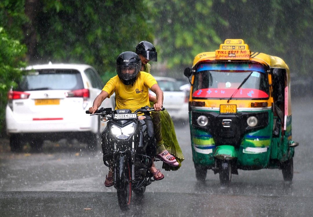 दिल्ली-NCR में हुई बारिश से बदला मौसम का मिजाज, उमस से मिली राहत, वायु गुणवत्ता में भी सुधार
