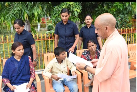 जनता दर्शन में सीएम योगी ने सुनी समस्याएं, बोले-घबराइए मत, कराएंगे हर परेशानी का समाधान 