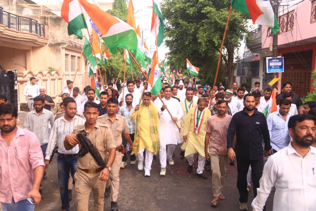 बारिश में भी नहीं थमा राष्ट्रभक्ति का जोश, क्रांतिकारी मेरठ से निकली भव्य तिरंगा यात्रा