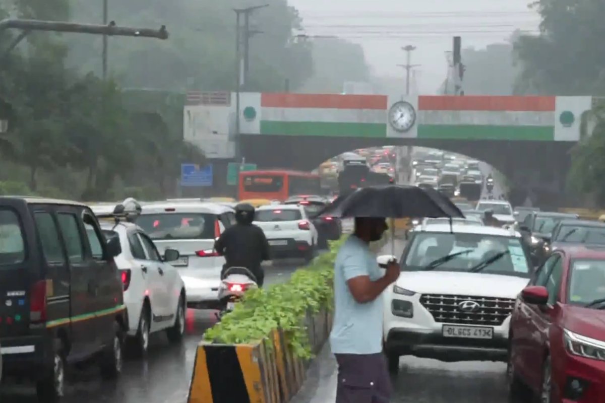 Gurugram Floods Delhi Rains: गुरुग्राम में बारिश का कहर, 2 दिन वर्क फ्रॉम होम; जानें क्यों सूखी रही दिल्ली