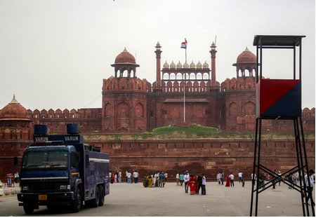 दिल्ली मेयर के ऑफिस को बम से उड़ाने की धमकी, लाल किले में चला तलाशी अभियान