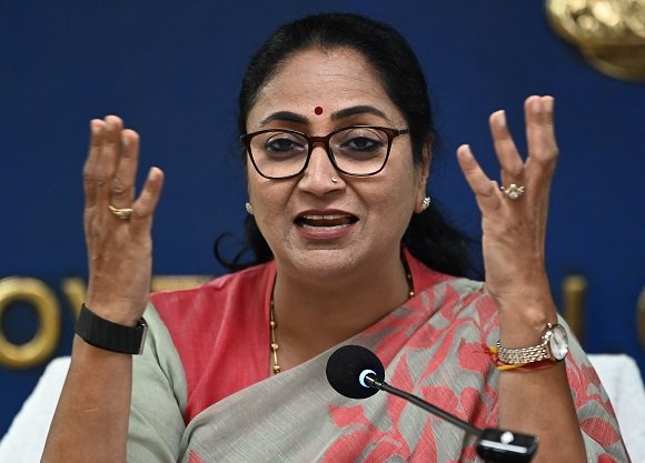 'मेरी बहनें जिंदगी में हमेशा आगे बढ़ें क्योंकि मैं हूं ना', 'दिल्ली लक्ष्मी योजना' के शुभारंभ पर बोलीं मुख्यमंत्री रेखा गुप्ता