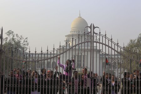 बांग्लादेश में बंगबंधु की बरसी पर जुटे 15 वकील गिरफ्तार, मानवाधिकार संगठन ने जताया कड़ा विरोध