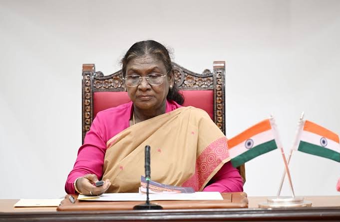 राष्ट्रपति मुर्मु ने वंदे मातरम् के अपमान को अपराध बनाने वाले विधेयक को मंजूरी दी