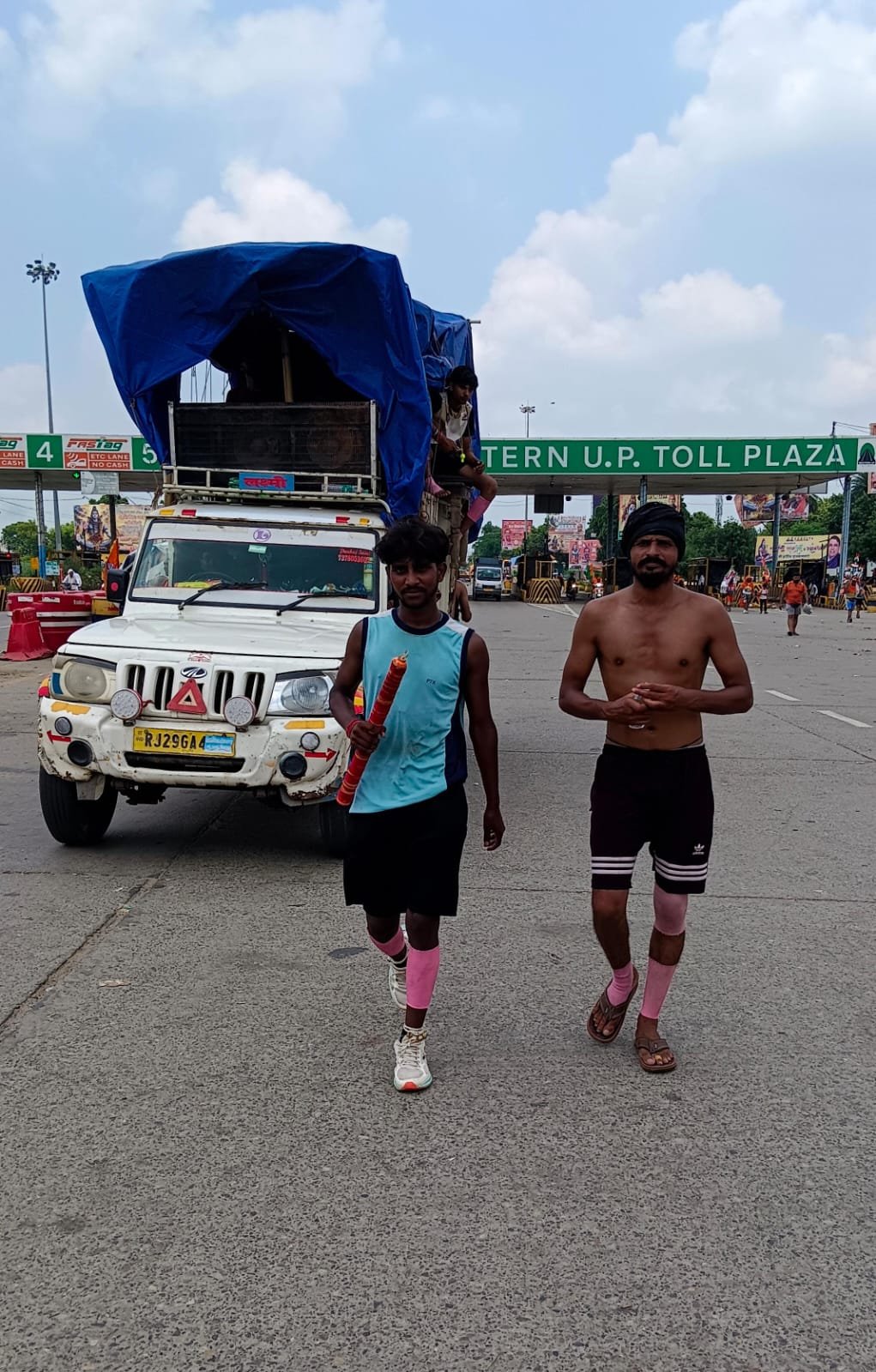  Dak Kanwar: कदमों में रफ्तार, जुबां पर भोले का नाम... 8 घंटे में हरिद्वार से मेरठ; युवाओं की आस्था और अनुशासन की कठिन परीक्षा