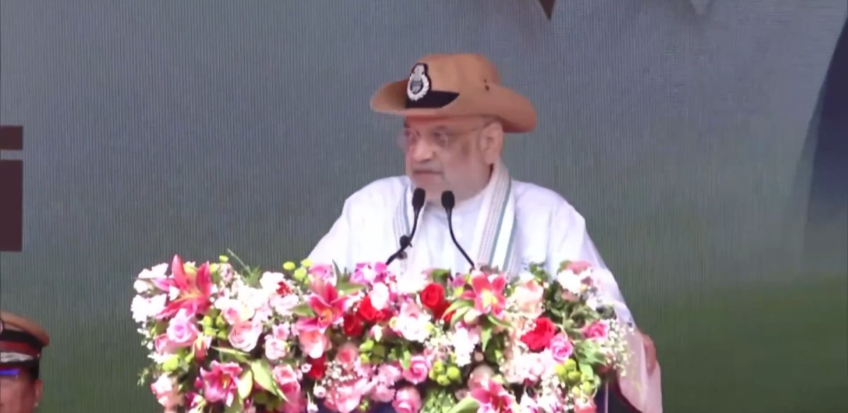 Amit Shah Puducherry Visit: केंद्रीय गृह मंत्री अमित शाह ने पुडुचेरी पुलिस को प्रदान किया 'प्रेसिडेंट्स कलर' सम्मान; कहा- "पुलिस इतिहास में दर्ज हुआ स्वर्णिम अध्याय"