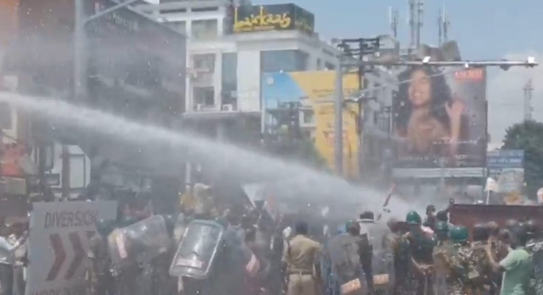 Bihar student protests: टीआरई-4 की एकल परीक्षा समेत मांगों को लेकर पटना में छात्रों का उग्र प्रदर्शन, वाटर कैनन का प्रयोग 