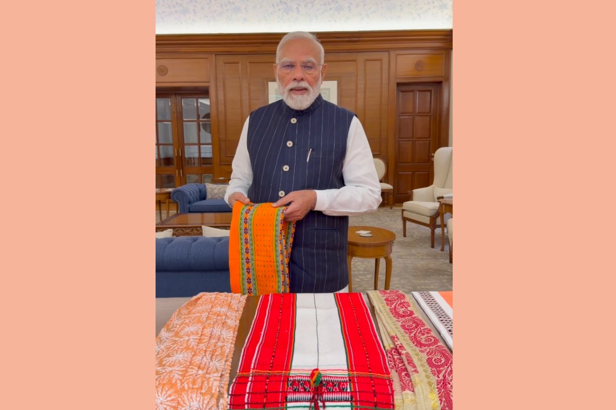 National Handloom Day 2026: देश भर में मनाया गया 12वां राष्ट्रीय हथकरघा दिवस; राष्ट्रपति मुर्मू ने पुरस्कार किए प्रदान, आंध्र प्रदेश में नई योजना लागू