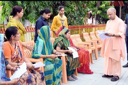 अधिकारियों से बोले सीएम योगी; 'शीघ्रता, संवेदनशीलता और पूर्ण पारदर्शिता से हो जनता की शिकायतों का निस्तारण, लापरवाही पर होगी कार्रवाई'