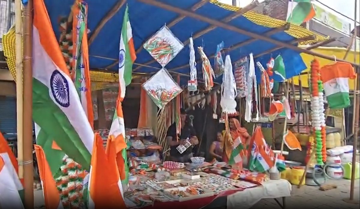 देशभर में जोरों-शोरों से चल रही स्वतंत्रता दिवस की तैयारियां, तिरंगे के रंगों से सजे बाजार 
