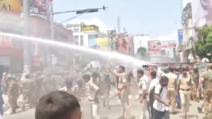 Bihar student protests: टीआरई-4 की एकल परीक्षा समेत मांगों को लेकर पटना में छात्रों का उग्र प्रदर्शन, वाटर कैनन का प्रयोग 