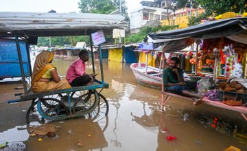 MP Flood Alert: मध्य प्रदेश के कई जिलों में भारी बारिश से बाढ़ जैसे हालात; रीवा में 4,000 से ज्यादा लोगों का रेस्क्यू, 27 राहत शिविरों में पहुंचाए गए लोग
