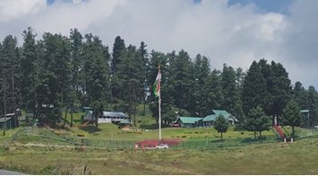 स्वतंत्रता दिवस से पहले देशभक्ति के रंग में रंगा कश्मीर; गुलमर्ग में 110 फीट ऊंचा तिरंगा बना आकर्षण का केंद्र
