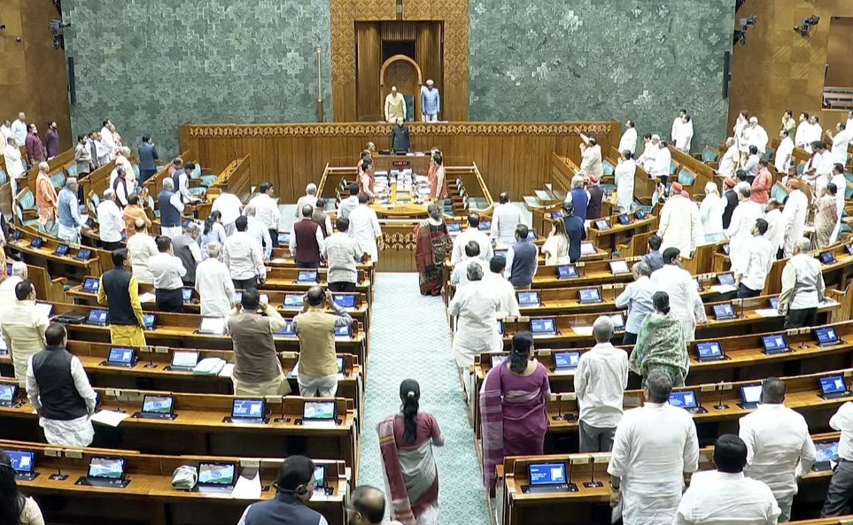 विपक्ष के हंगामे के बीच लोकसभा की कार्यवाही दोपहर 2 बजे तक स्थगित 
