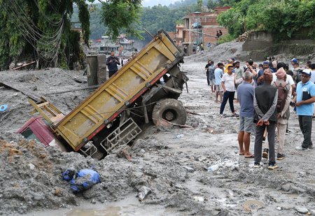 प्रकृति का महाप्रकोप: नेपाल में बाढ़-भूस्खलन से हाहाकार, 900 से अधिक मौतें और हजारों लोग मलबे में लापता