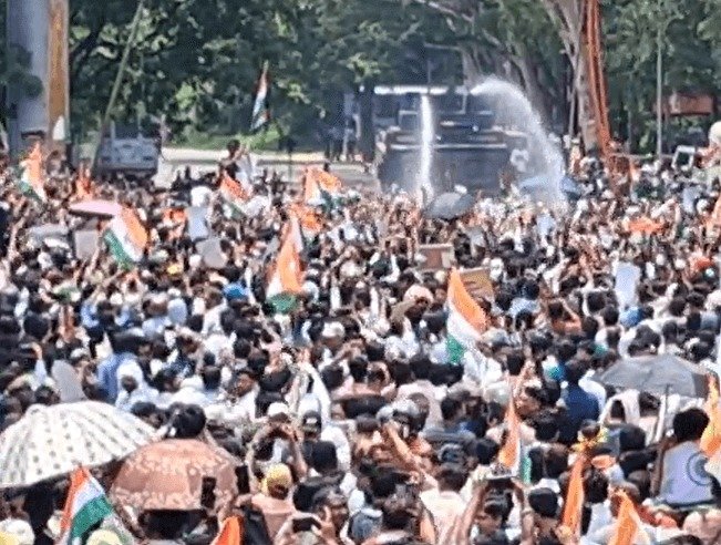 Jharkhand student Protest News Update: आठ बैरिकेडिंग तोड़ विधानसभा के करीब पहुंचे छात्र, पुलिस ने चलाया वाटर कैनन तो करने लगे रेन डांस