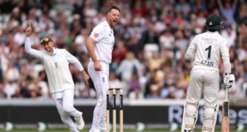 ENG vs PAK Test: इंग्लैंड के खिलाफ टेस्ट मैच की पहली ही गेंद पर आउट हुए अजान अवैस; नाम जुड़ा बेहद शर्मनाक और अनचाहा रिकॉर्ड