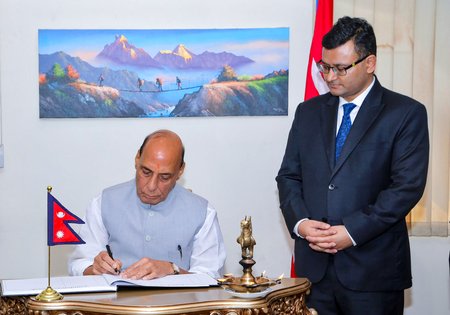 नई दिल्ली स्थित नेपाल दूतावास पहुंचे रक्षा मंत्री राजनाथ सिंह; शोक-पुस्तिका पर किए हस्ताक्षर, बोले- 'हम सुख-दुख के साथी'