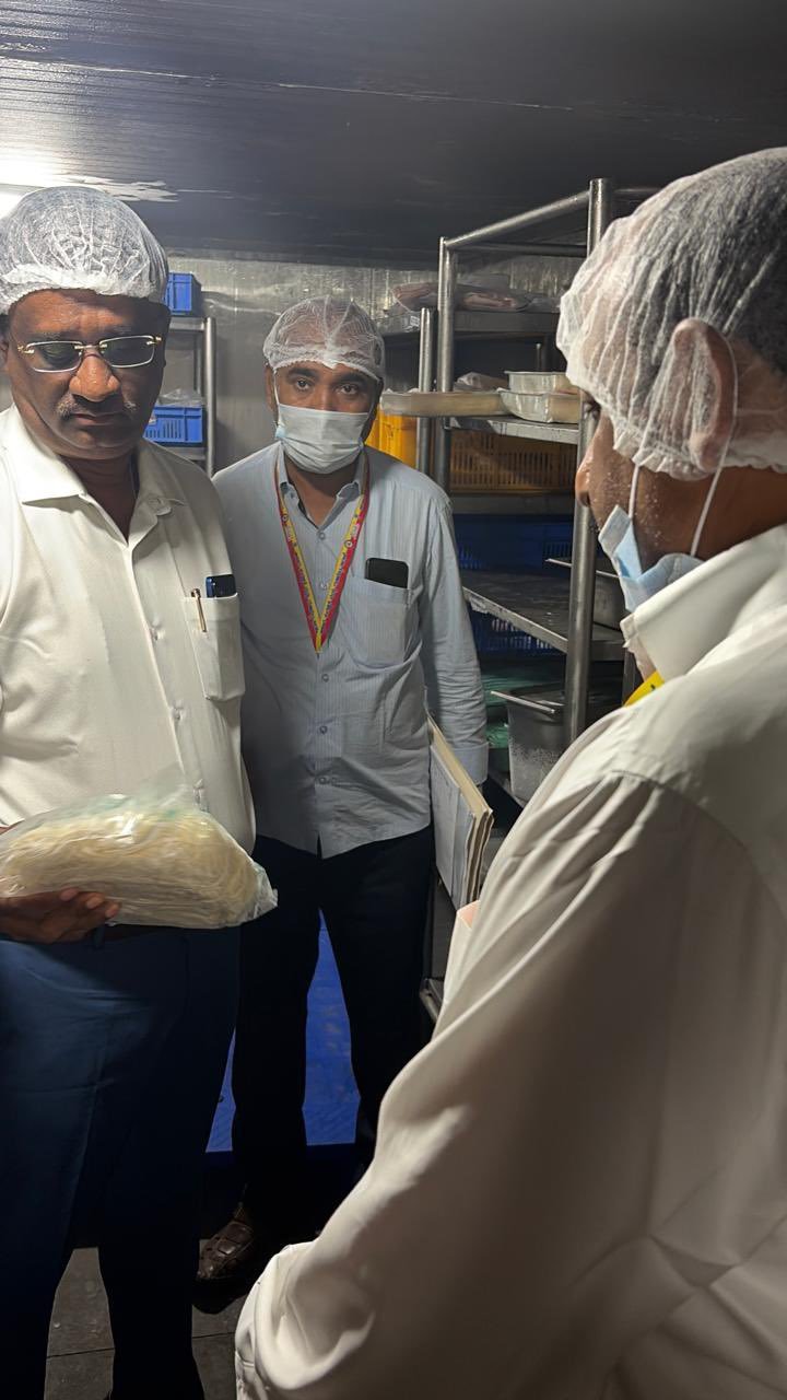 Bengaluru Star Hotels Raid: बेंगलुरु के 5-स्टार और 3-स्टार होटलों के किचन में मिला सड़ा हुआ मांस और एक्सपायर्ड दूध; खाद्य सुरक्षा विभाग की बड़ी कार्रवाई