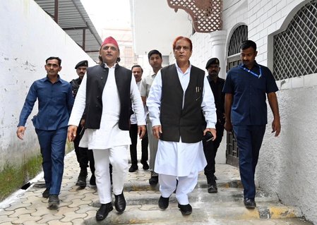 आजम पर ED की कार्रवाई को लेकर अखिलेश बोले- विपक्षी नेताओं को निशाना बना रही सरकार 