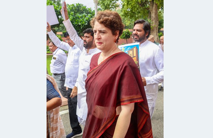 सरकार छात्रों की आवाज दबा रही है, गृहमंत्री संसद में जवाब देने से बच रहे: प्रियंका गांधी