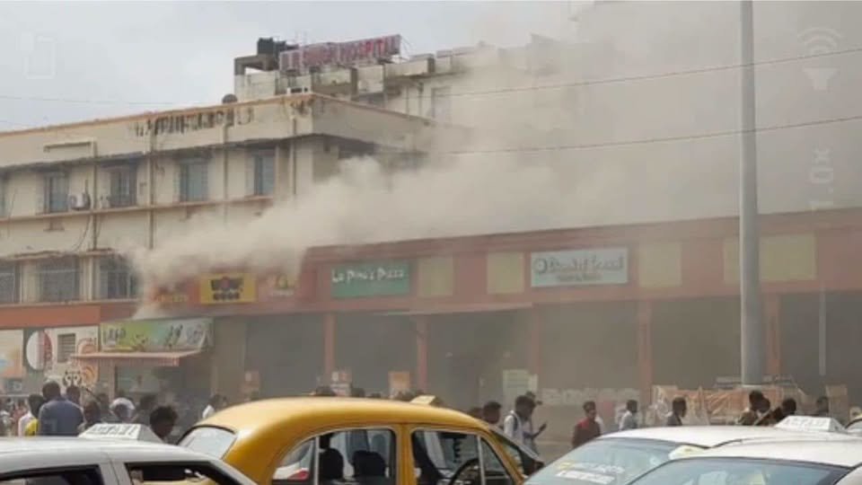 कोलकाता के सियालदह स्टेशन पर खाने-पीने के स्टॉल में लगी आग, यात्रियों में मची अफरातफरी