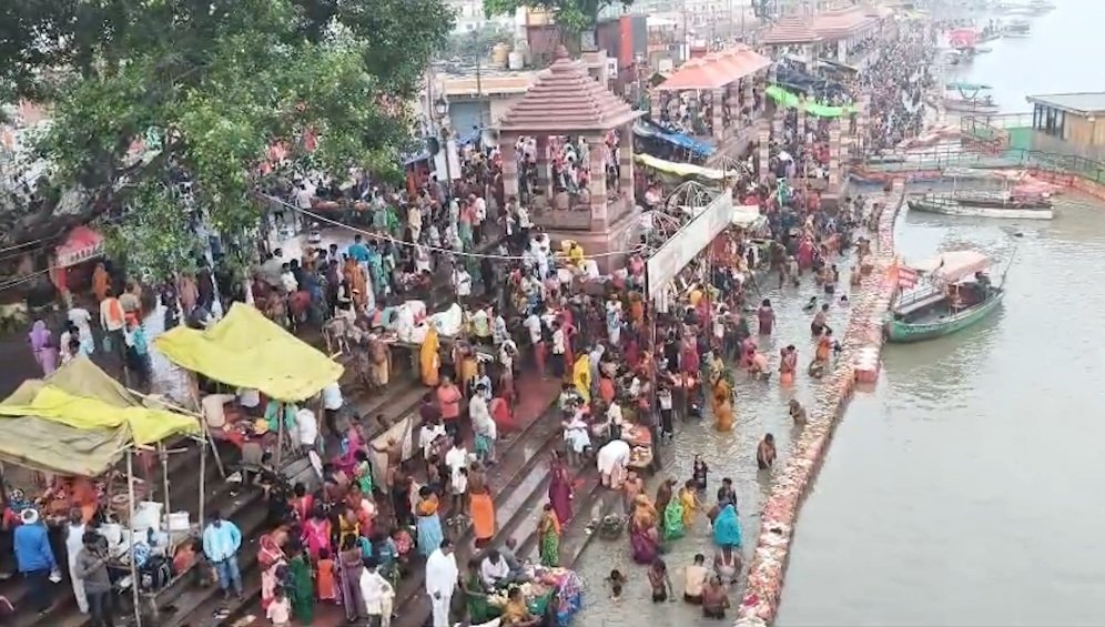 सावन पूर्णिमा पर अयोध्या में उमड़ा आस्था का सैलाब, सरयू में श्रद्धालुओं ने लगाई डुबकी 