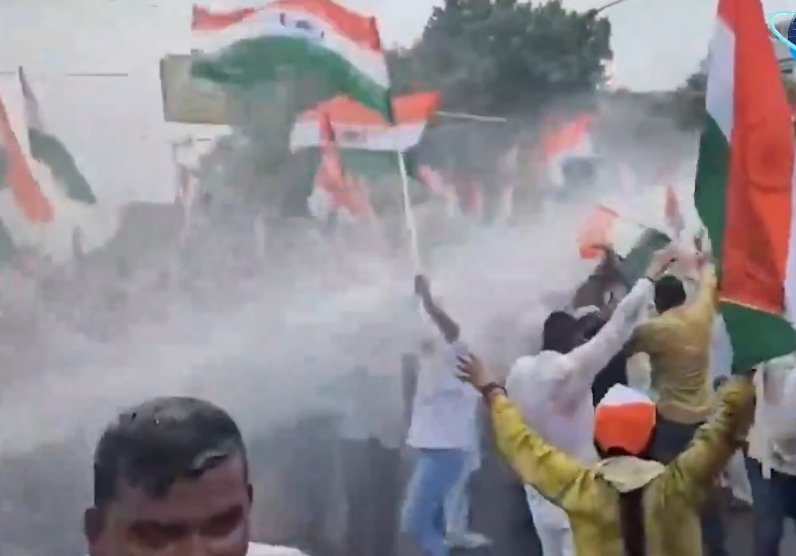 बिहार : राजद के लोक भवन मार्च में प्रदर्शनकरियों ने बैरिकेडिंग तोड़ी, तेजस्वी यादव हिरासत में