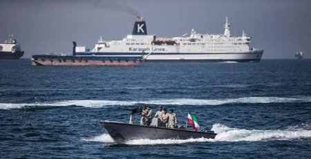 Strait of Hormuz Crisis: होर्मुज स्ट्रेट में ईरान की सख्ती; PGSA ने ट्रांजिट नियमों का उल्लंघन करने वाले जहाजों को दी जब्ती, भारी जुर्माना और जब्तीकरण की चेतावनी