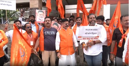 लखनऊ में विश्व हिन्दू रक्षा परिषद का प्रदर्शन, पप्पू यादव के बयान के विरोध में पुतला फूंका 