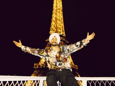 Diljit Dosanjh Paris Tour: पेरिस में दिखा दिलजीत दोसांझ का पंजाबी तड़का; एफिल टॉवर के सामने दिए देसी पोज, कॉन्सर्ट में फैंस हुए दीवाने